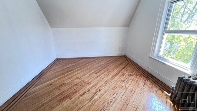 Building Photo - VERY BRIGHT ,COZY AND NEWLY RENOVATED 2 BE...