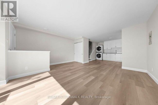 Photo du bâtiment - 999 Meadowlands Dr E