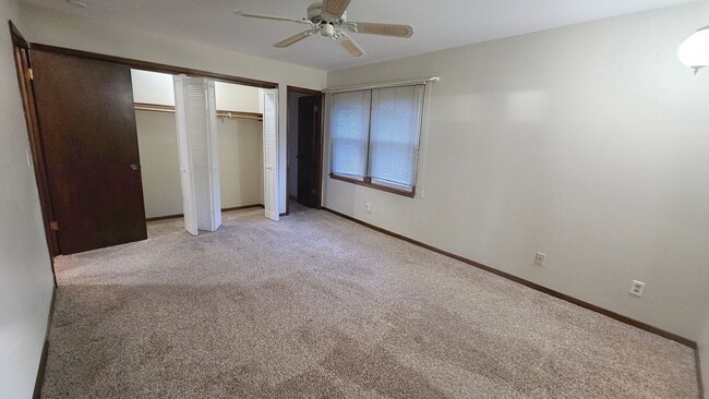 Building Photo - Spacious 2 Bedroom Condo for Rent in Urbandale - Rent Special & Deposit Special