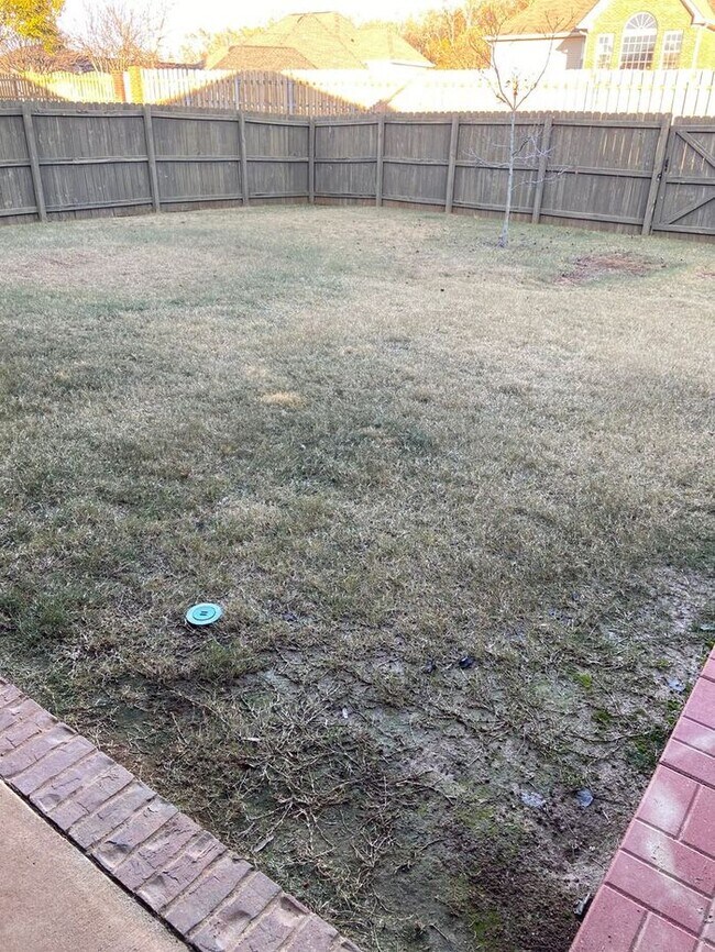 Foto del edificio - Madison City Schools with a Fenced Yard