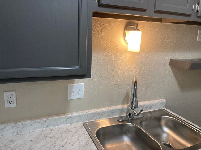Building Photo - 1 Bed/1Bath Newly Remodeled Apartment Osag...