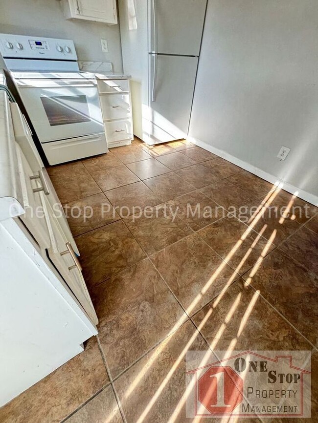 Building Photo - 3 Bedroom, 1 Bathroom Duplex for Rent in I...