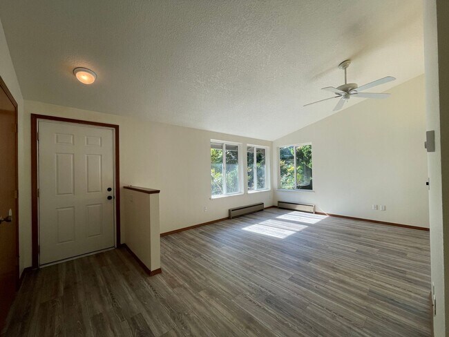 Building Photo - Beautiful 3 Bed/2 Bath Single-Level Home i...