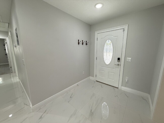 Building Photo - "Charming 3-Bed, 2-Bath Updated Carrollwoo...