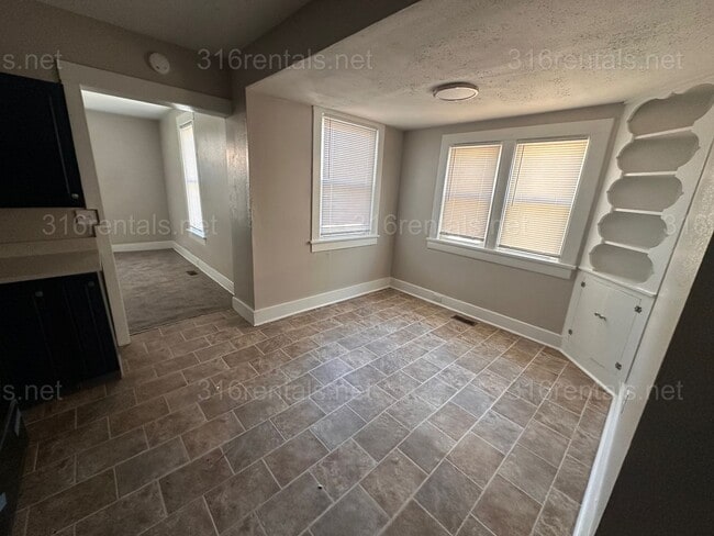 Building Photo - $1445 - 5 room 2.5 bathroom - Single Family Home