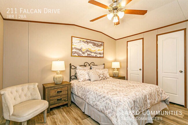 Building Photo - Nearly New modern 3 bed/2 bath          $1299