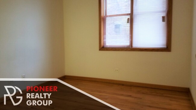 Building Photo - Renovated 3 bed with granite counters