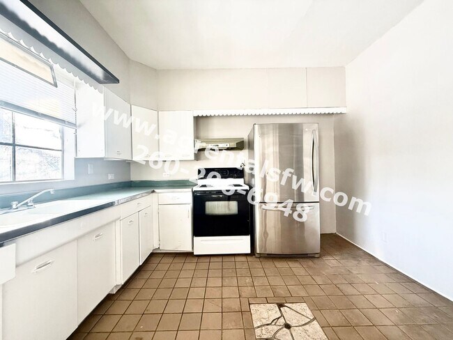 Building Photo - 3 Bedroom House