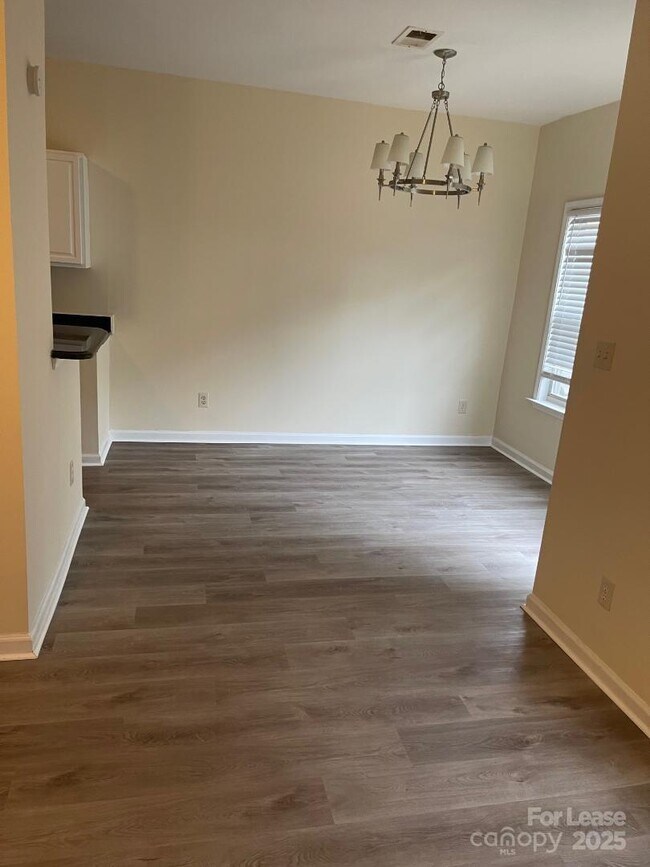 Foto del edificio - 2121 Lennox Square Rd