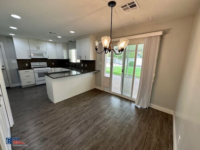 Building Photo - Updated Home in Downtown