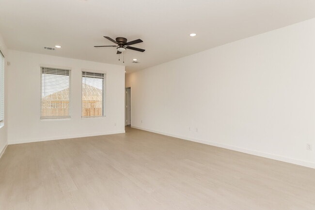 Building Photo - 15554 Crescent Pne