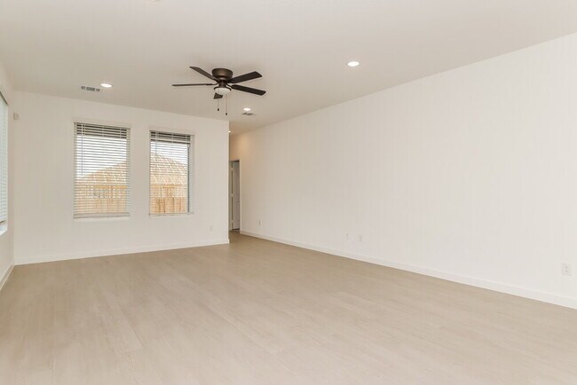 Foto del edificio - 15554 Crescent Pne