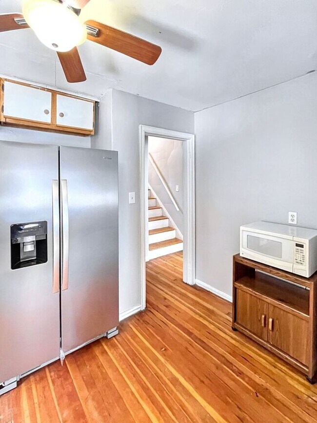 Building Photo - Charming 3-Bedroom Home in a Desirable Det...