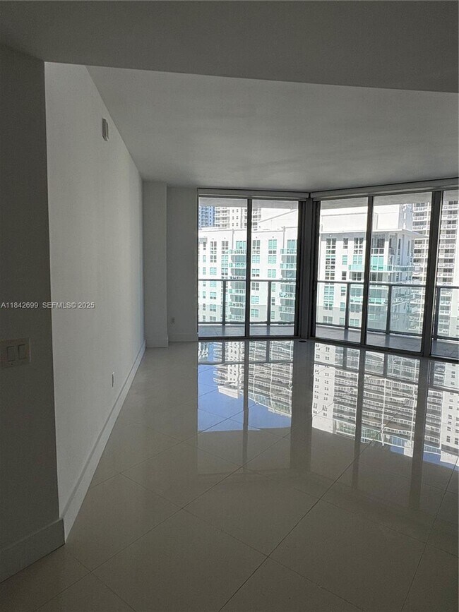 Foto del edificio - 1300 Brickell Bay Dr