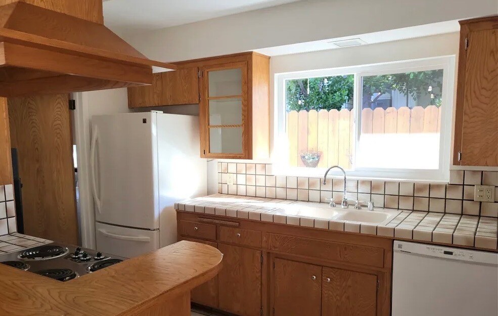 Building Photo - 357 N Grove St