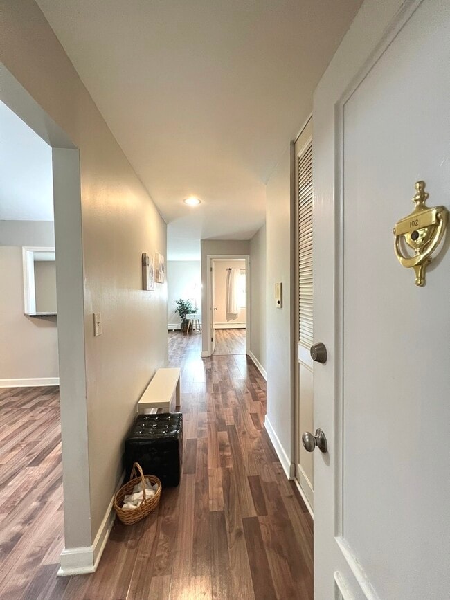 Foto del edificio - 703 Falcon Dr