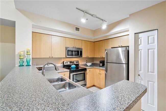 Foto del edificio - 8000 N Nob Hill Rd