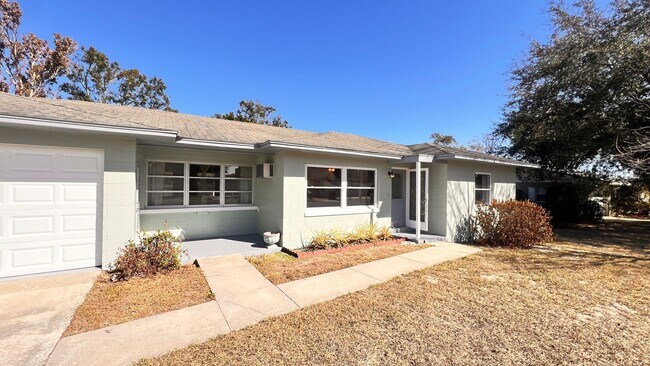 Foto del edificio - Charming 2-Bed Retreat in the Heart of Mount Dora! WASHER & DRYER INCLUDED!