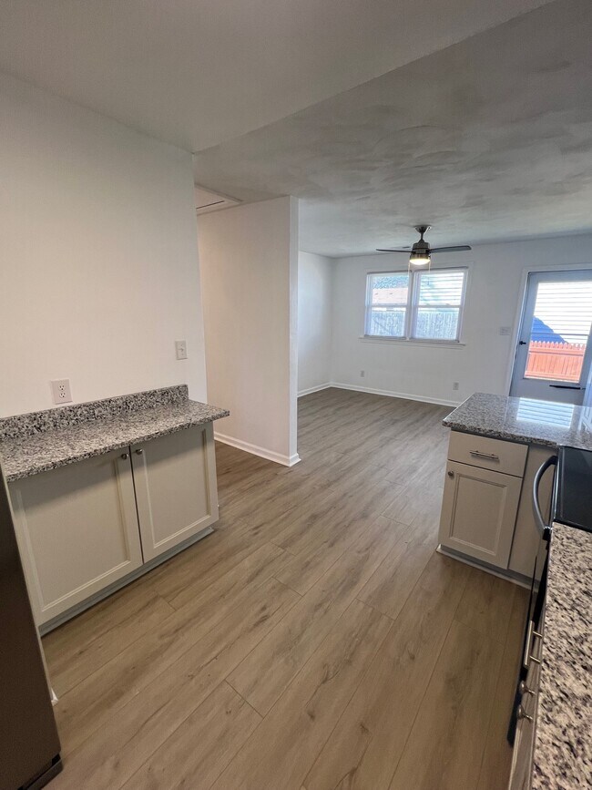 Foto del edificio - 1119 Hullview Ave