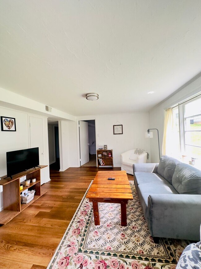 Building Photo - 104 Stratford Ct