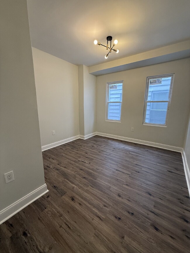Building Photo - Renovated 2-Bedroom Apartment in Vibrant U...