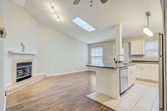 Building Photo - 675 Pleasant Pl