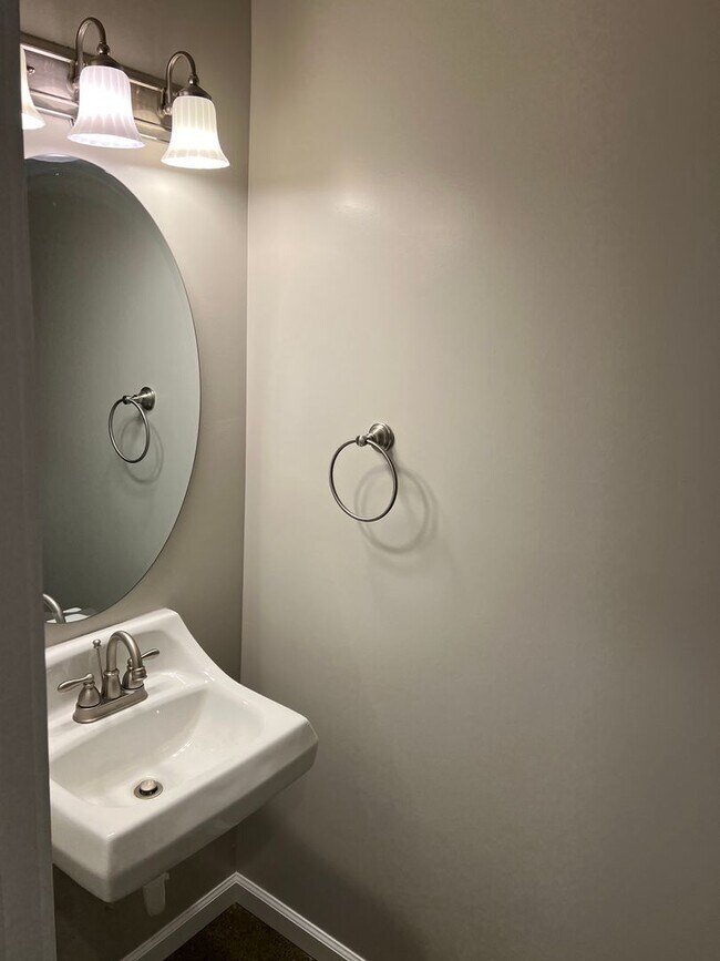 Foto del edificio - Charming 3-Bed Duplex with 2.5 Baths & 1600 Sq Ft - Prime Tacoma Location!