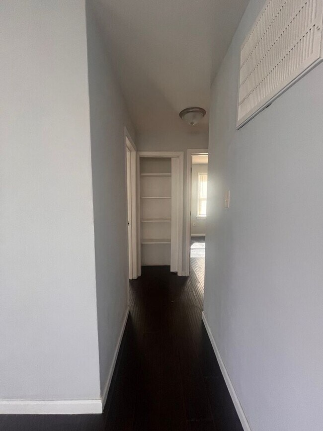 Foto del edificio - Clean Updates Meet Classic Built-In Charm