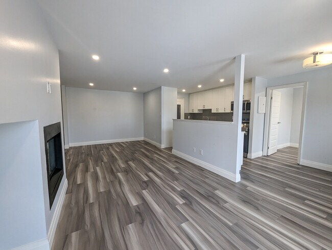 Photo du bâtiment - One Bedroom Unit For Rent On Strasburg