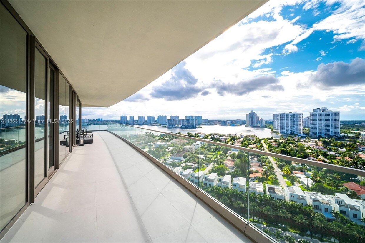 Foto principal - 18975 Collins Ave