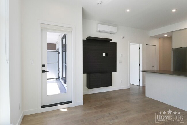Building Photo - 2 Bed, 1 Bath Condo for rent in Surrey!