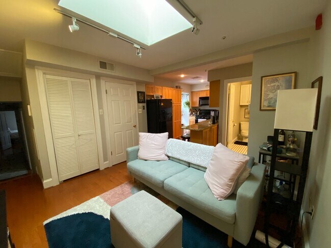 Foto del edificio - Updated 2BR/2BTH w/ HW Floors, A/C, W/D, D...