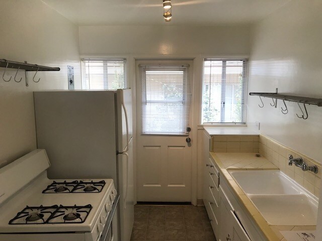 Kitchen - 792 S Marengo Ave
