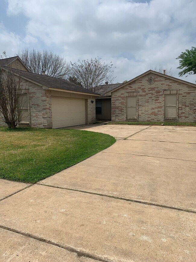Building Photo - 3223 Windmoor Dr