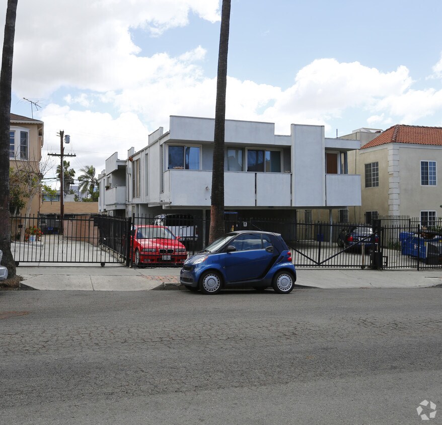 Foto principal - 932 S Kenmore Ave
