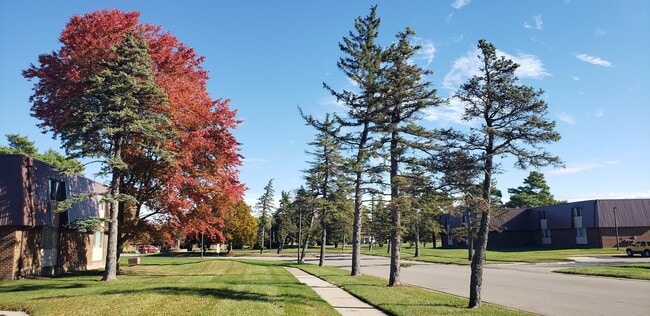 JARDINES - Pines Lapeer West Apartments