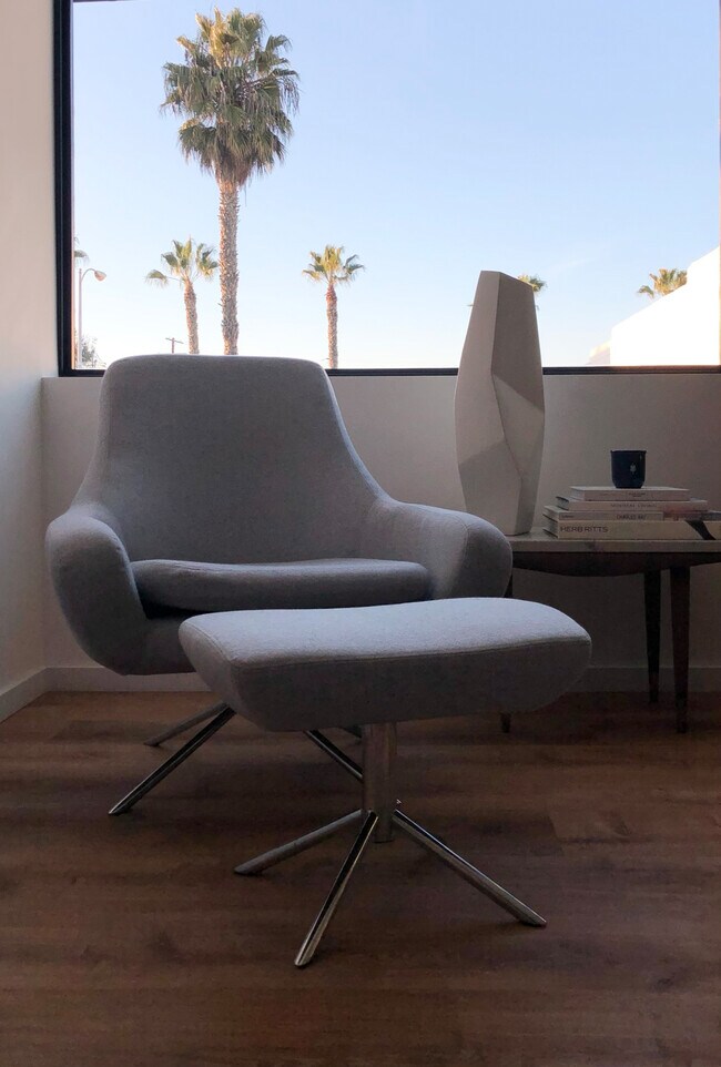 Views to Santa Monica Mountains. - 10815 Oregon Ave