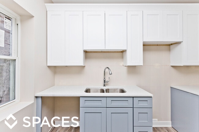 Building Photo - 3601 W Ainslie St