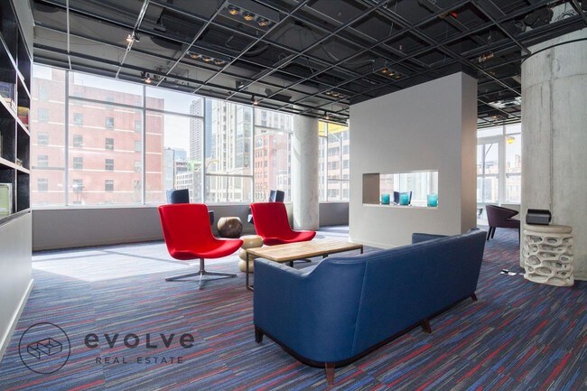 Building Photo - 805 N LaSalle Dr