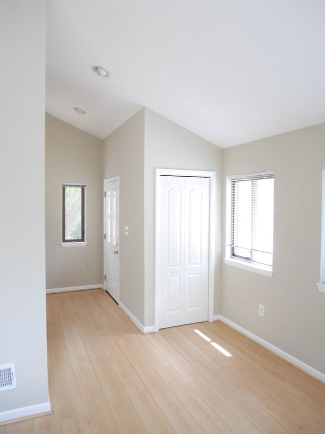 Building Photo - Columbia Contemporary Charmer in a Prime L...