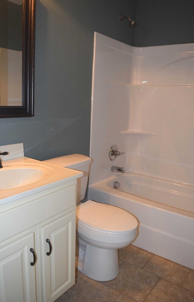 Building Photo - Gorgeous Split Foyer Home!