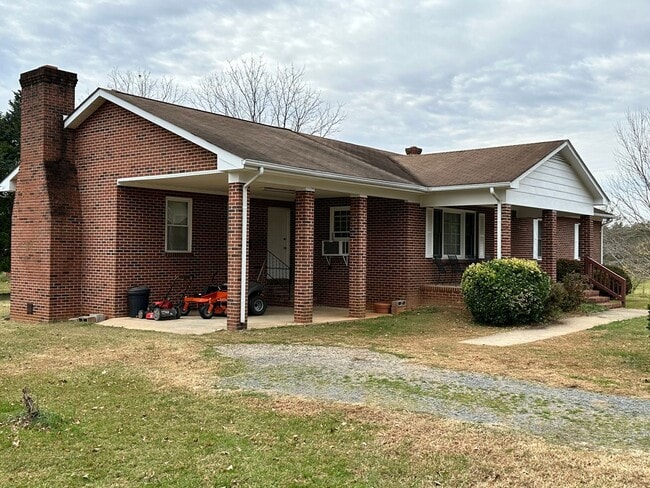 Foto del edificio - 4-Bedroom Brick Home with Full Unfinished ...