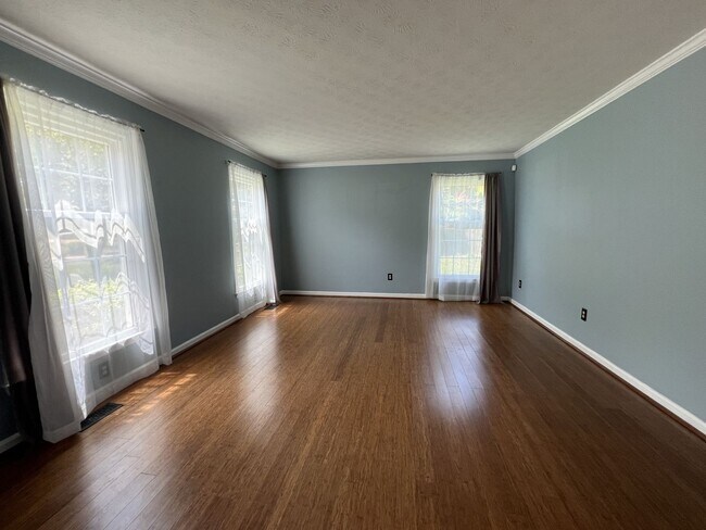 Foto del edificio - Spacious 5-Bedroom Home on Over Half an Ac...