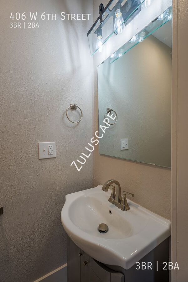 Building Photo - 406 W 6th St