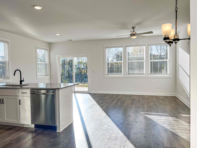 Building Photo - 1222 Westgate Vlg Dr