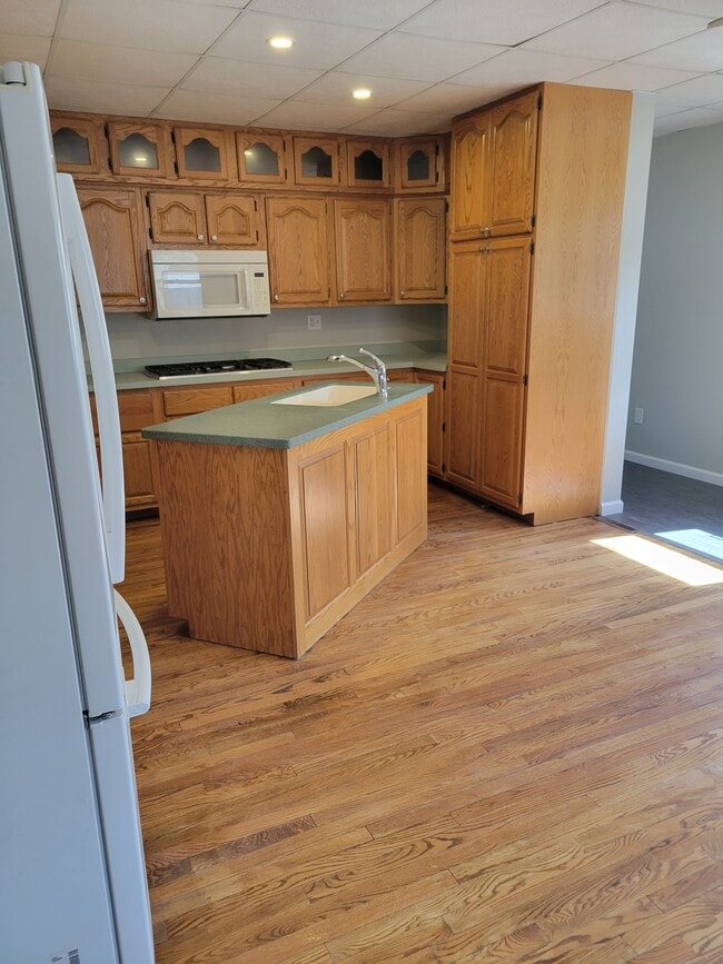Large kitchen - 2705 White St