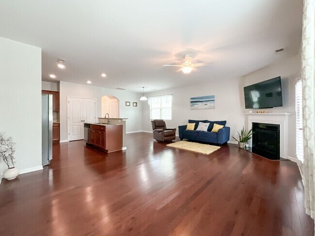 Building Photo - Modern Comfort: Elegant 3 Bed, 2.5 Bath To...