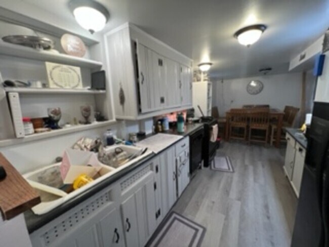 Building Photo - 357 W. Sheridan #2