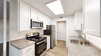 Building Photo - 823 Las Gallinas Ave