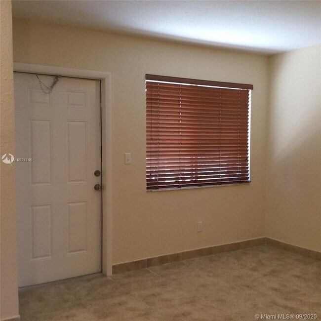 Foto del edificio - 1310 NE 127th St